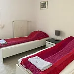 Self Check In Ganzes 40 M Zwei Schlafzimmer Wlan Parkplatz Eigenes Badezimmer Mit Badewanne Kochecke Einfamilienhaus * Duisburg