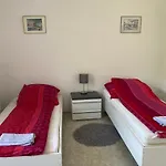 Appartement Self Check In Ganzes 40 M Zwei Schlafzimmer Wlan Parkplatz Eigenes Badezimmer Mit Badewanne Kochecke Einfamilienhaus Duisbourg