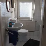 Apartment Self Check In Ganzes 40 M Zwei Schlafzimmer Wlan Parkplatz Eigenes Badezimmer Mit Badewanne Kochecke Einfamilienhaus Duisburg