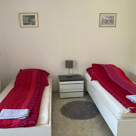 Apartman Self Check In Ganzes 40 M Zwei Schlafzimmer Wlan Parkplatz Eigenes Badezimmer Mit Badewanne Kochecke Einfamilienhaus Duisburg