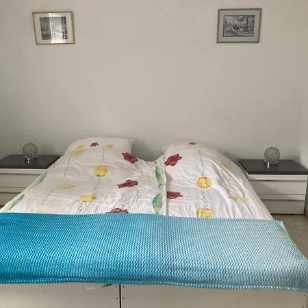 Self Check In Ganzes 40 M Zwei Schlafzimmer Wlan Parkplatz Eigenes Badezimmer Mit Badewanne Kochecke Einfamilienhaus Apartment