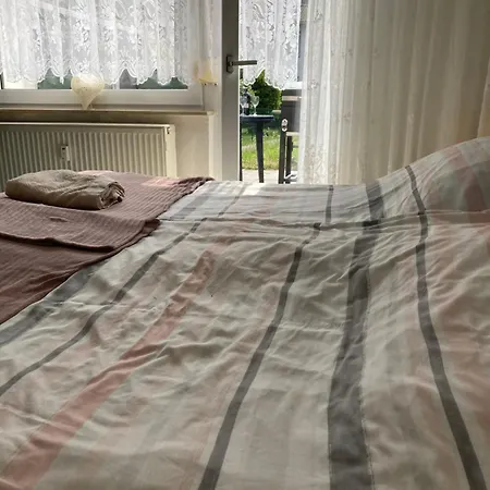 民宿 Self Check In 42 M Schlafzimmer Eigenes Badezimmer Mit Badewanne Kochecke Mit Esszimmer Im Einfamilienhaus Eigenes Badezimmer Keine