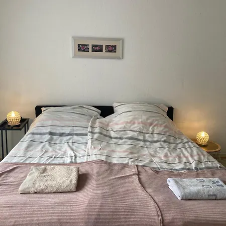 Ubytování v soukromí Self Check In 42 M Schlafzimmer Eigenes Badezimmer Mit Badewanne Kochecke Mit Esszimmer Im Einfamilienhaus Eigenes Badezimmer Keine Duisburg