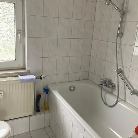 Appartement Self Check In Ganzes 40 M Zwei Schlafzimmer Wlan Parkplatz Eigenes Badezimmer Mit Badewanne Kochecke Einfamilienhaus Duisbourg