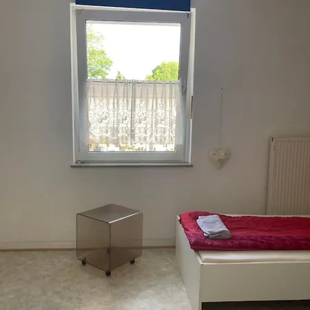 Self Check In Ganzes 40 M Zwei Schlafzimmer Wlan Parkplatz Eigenes Badezimmer Mit Badewanne Kochecke Einfamilienhaus Appartement