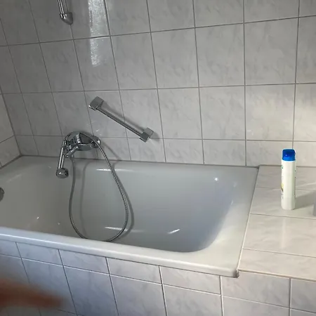 Self Check In Ganzes 40 M Zwei Schlafzimmer Wlan Parkplatz Eigenes Badezimmer Mit Badewanne Kochecke Einfamilienhaus Apartment