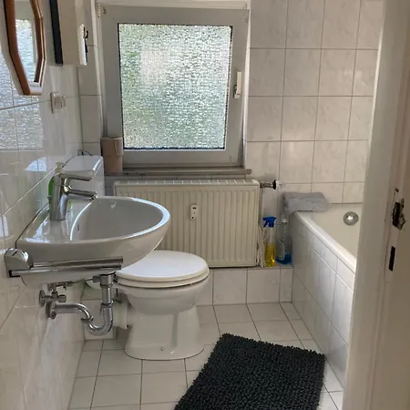 Apartment Self Check In Ganzes 40 M Zwei Schlafzimmer Wlan Parkplatz Eigenes Badezimmer Mit Badewanne Kochecke Einfamilienhaus Duisburg